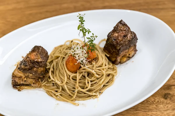 Pasta de espaguetis con cerdo — Foto de Stock