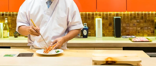 Kuchař vaření humra sashimi — Stock fotografie