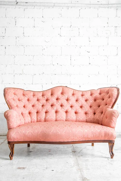 Rosa klassisk stil soffa — Stockfoto