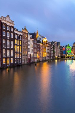 Amsterdam kanalları ve kilise 