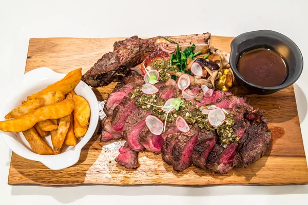 Sığır eti biftek ile kızarmış patates