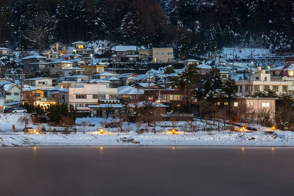 Fujikawaguchiko stad med sjö — Stockfoto