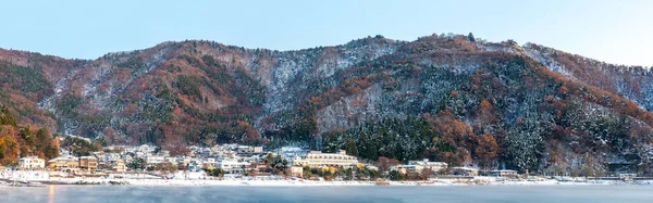 Fujikawaguchiko stad met Lake — Stockfoto