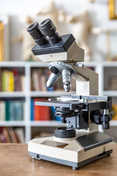Mikroskop di sekolah pendidikan — Stok Foto