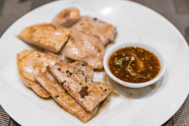 Izgara domuz baharatlı sos ile