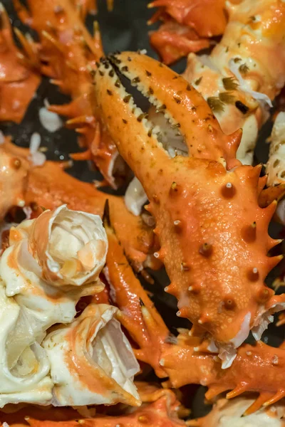 Königskrabben und Meeresfrüchte auf Eis — Stockfoto