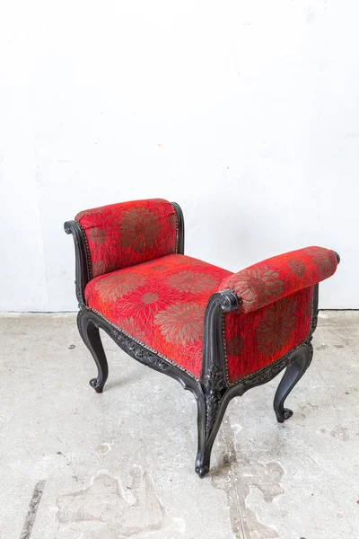 Красное винтажное кресло — стоковое фото