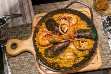 Paella deniz ürünleri pilav ile 