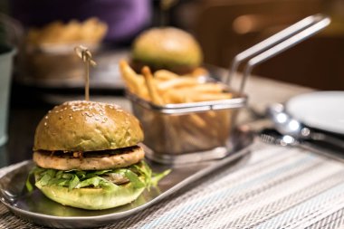 Tavuk hamburger patates kızartması ile