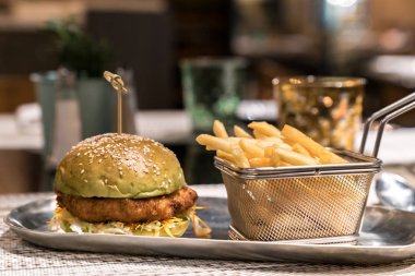 Karides hamburger patates kızartması ile