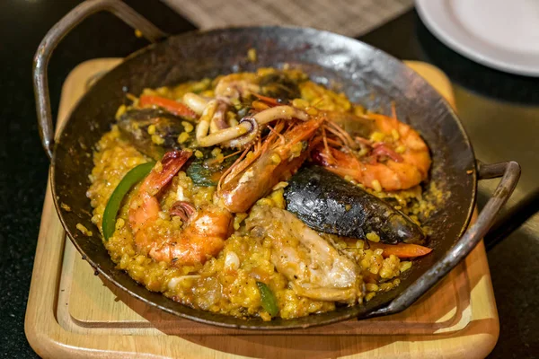 Paella deniz ürünleri pilav ile 