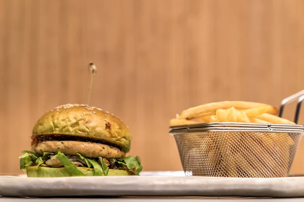 Курячий гамбургер з картоплею — стокове фото