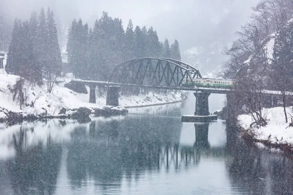 Paisagem de inverno de lago e trem — Fotografia de Stock