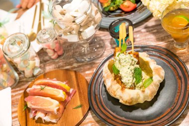 yemek masası üzerinde tavuk şiş 