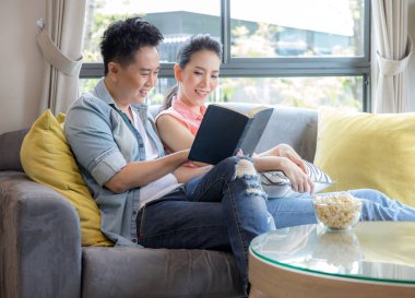 Kitap okuyan genç bir çift.