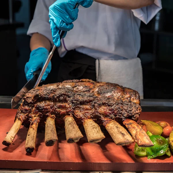 Chef Carving prime rib — Stock Photo, Image