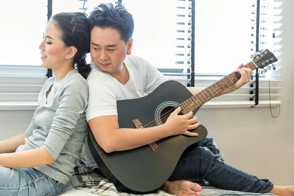 Casal tocando guitarra — Fotografia de Stock