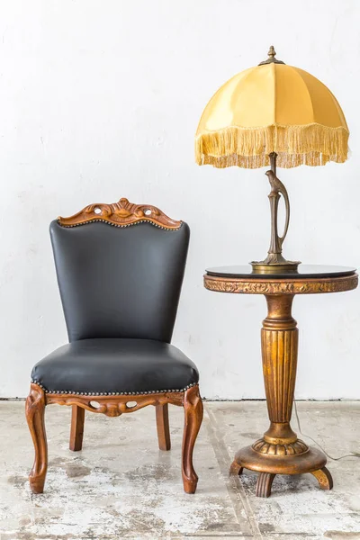 Cadeira clássica com lâmpada — Fotografia de Stock