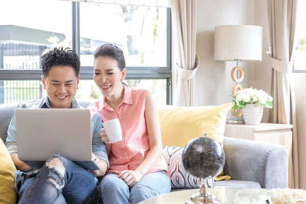 Jong paar met laptop — Stockfoto