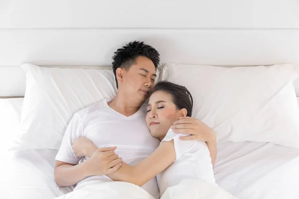 Miłości para w łóżku — Zdjęcie stockowe