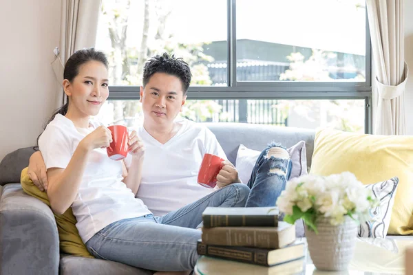 Asiatisches Paar trinkt Kaffee — Stockfoto