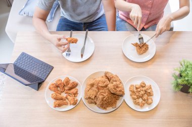 Asya çift yemek kızarmış tavuk 