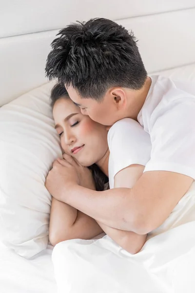 Älskande par i sängen — Stockfoto