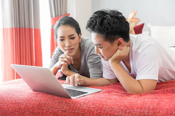 Aziatische paar met behulp van laptop — Stockfoto