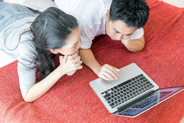 Paar nutzt Laptop-Schlafzimmer — Stockfoto