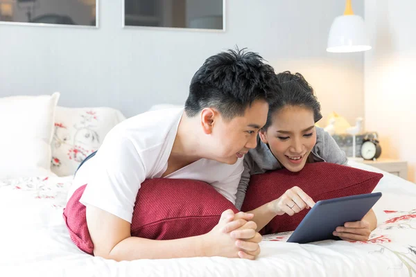 Para przy użyciu tabletu na łóżku — Zdjęcie stockowe