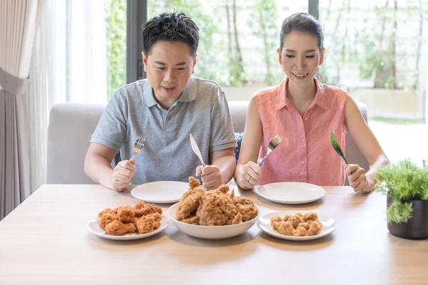 Pareja asiática comiendo pollo frito — Foto de Stock