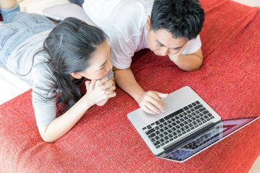 dizüstü bilgisayar kullanarak Asya çift