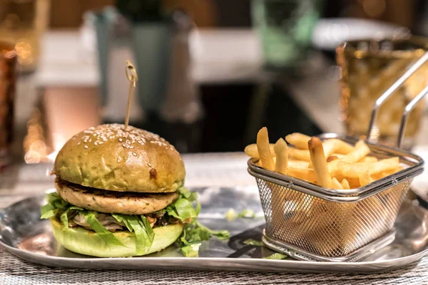 Hambúrguer fresco com batatas fritas — Fotografia de Stock