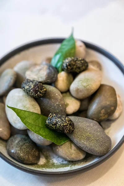 Piedras japonesas con hojas verdes — Foto de Stock