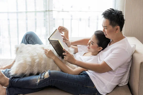 Asian para czytanie książki — Zdjęcie stockowe
