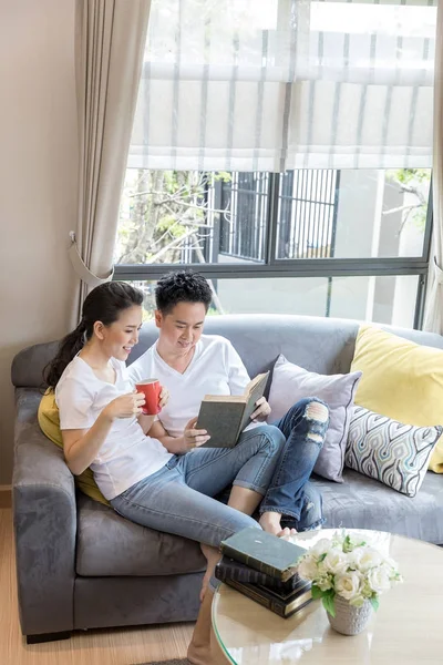 Asiatisches Paar liest Buch — Stockfoto