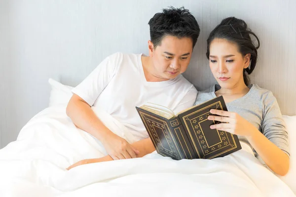 Asiática pareja leyendo libro — Foto de Stock