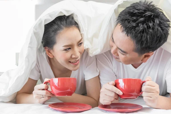 Par med frukost på sängen — Stockfoto