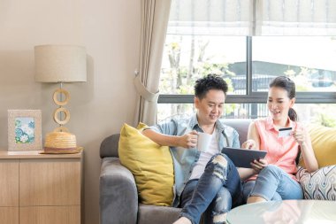 Asyalı iki tablet kullanma 