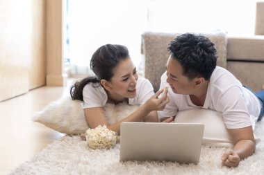 dizüstü bilgisayar kullanarak Asya çift