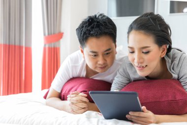 Asyalı iki tablet kullanma 