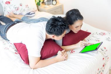 Asyalı iki tablet kullanma 