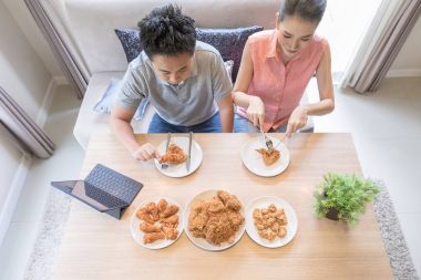 Asya çift yemek kızarmış tavuk