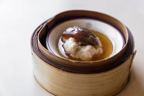 Dim sum tradicional en cesta de madera — Foto de Stock