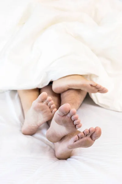 Jovem casal amoroso na cama — Fotografia de Stock