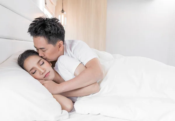 Unga älskande par i sängen — Stockfoto