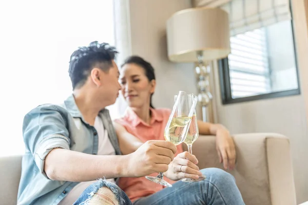 Par fira tillsammans med vin — Stockfoto