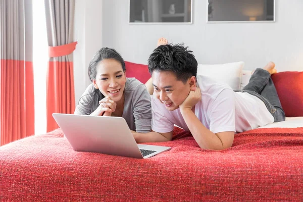 Aziatische paar met behulp van laptop — Stockfoto