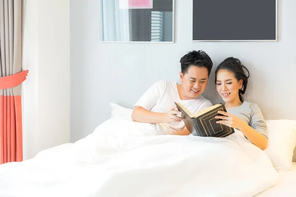 Asian Couple reading book — Stock Photo, Image