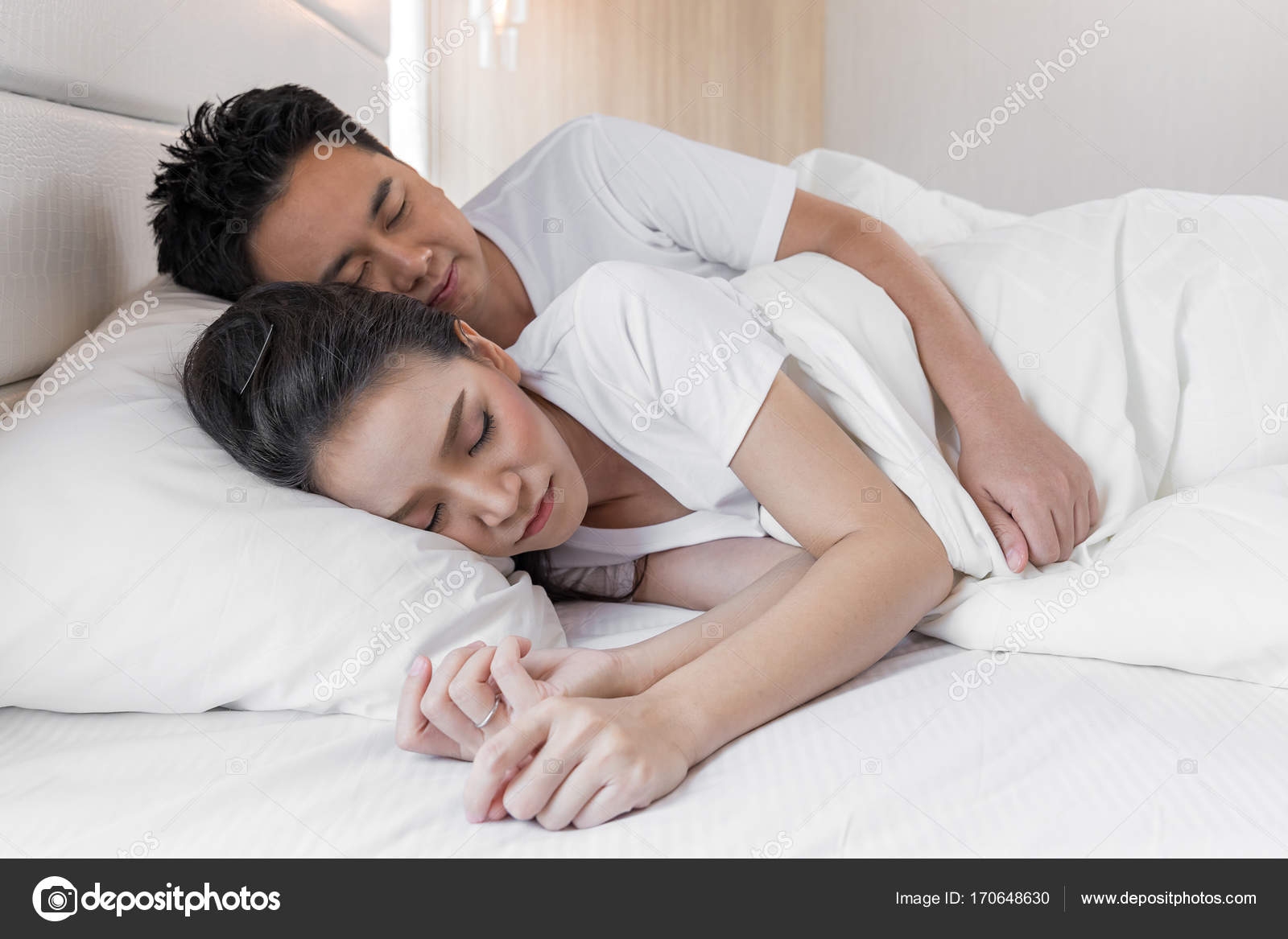 Giovane coppia di innamorati a letto — foto stock © vichie81 #170648630 Immagini innamorati a letto